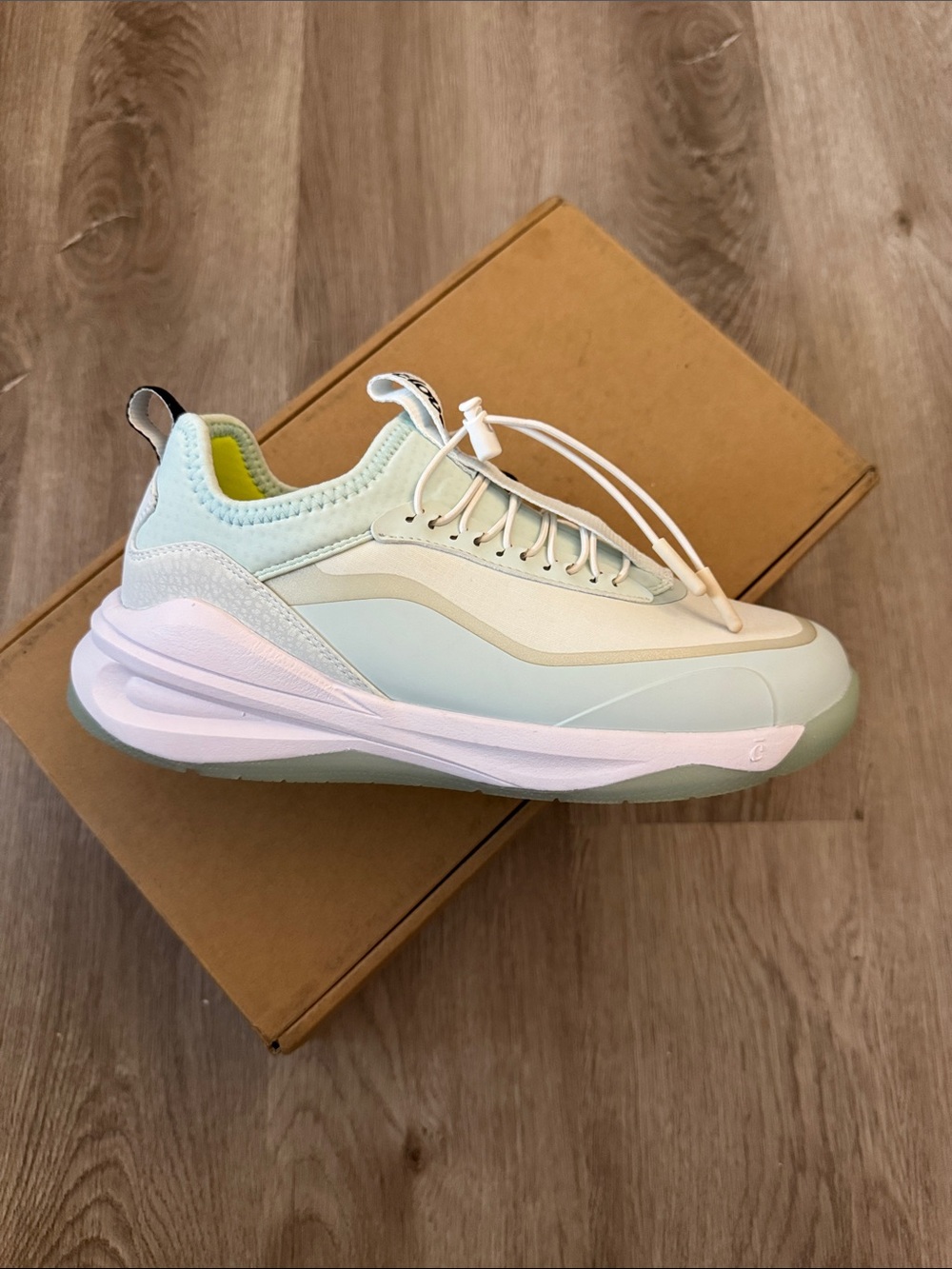 Clove Aeros Mint Green Women’s Sneakers Size 8
